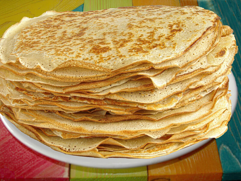 "Підходять і для солодких, і для солоних начинок". Рецепт тонких еластичних млинців на воді