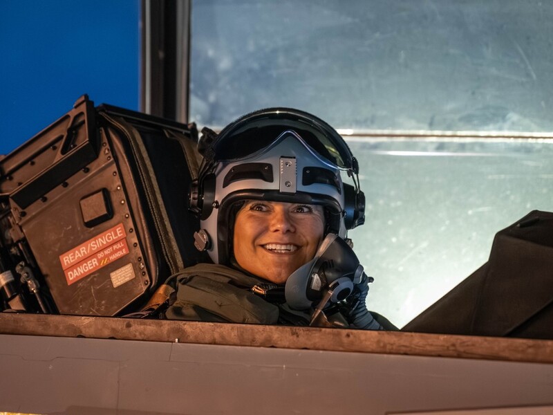 Поки Путін погрожує Європі війною, кронпринцеса Швеції почала збивати дрони. Фото