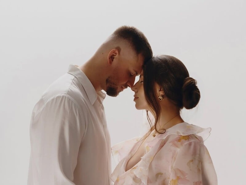 "Неймовірно красива сім'я!" Вагітна Бех-Романчук знялася в ніжній фотосесії разом із чоловіком