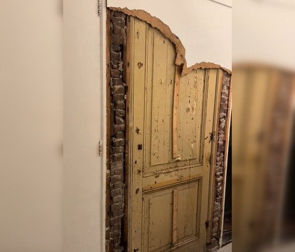 Таємні замуровані двері у старому будинку: що за ними виявили нові власники