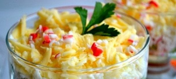 Салат з крабовими палочками без рису: п’ять варіантів страви по-новому