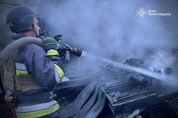 Росіяни атакували енергооб’єкт і будинок на Чернігівщині: є поранені (фото)