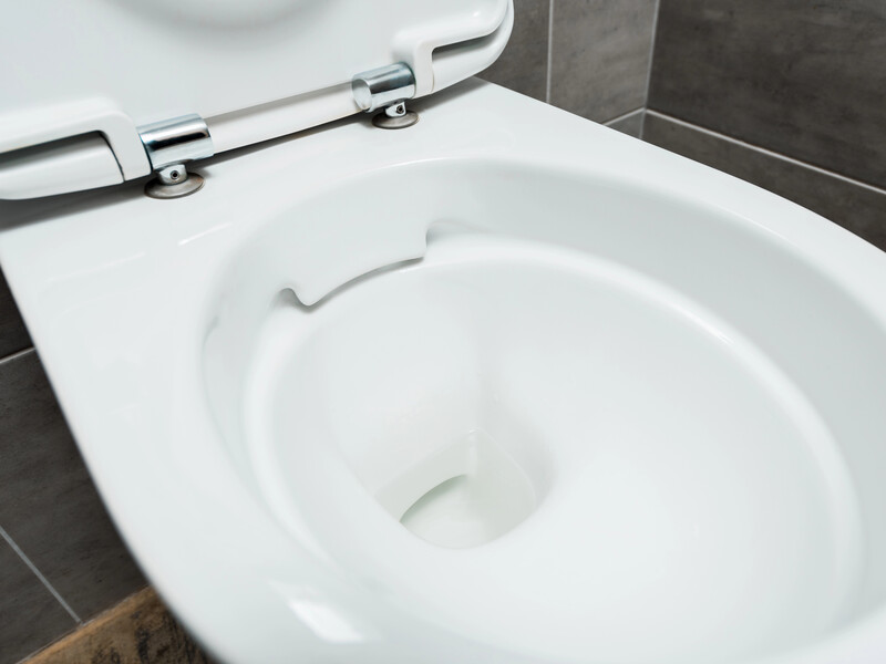 Змочіть у цьому паперовий рушник – і від вапняного нальоту на стінках унітаза не залишиться нічого