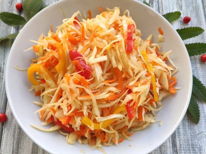 Додайте це у воду – і за 12 годин салат із капусти й перцю можна "хом'ячити". Рецепт маринаду