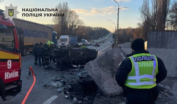 У Києві Porsche Cayenne врізався в бетонну огорожу: жахливі наслідки ДТП (фото, відео)