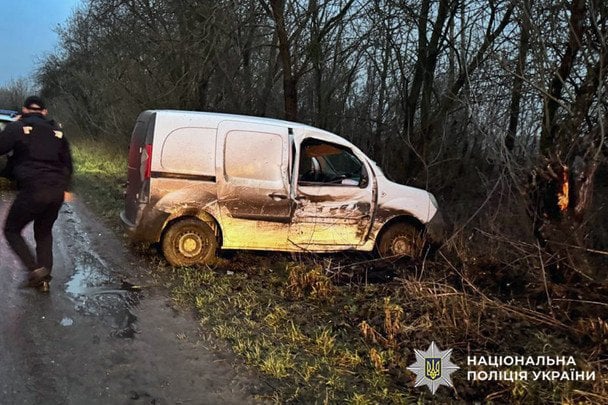 Проїхав 9 км і врізався у дерево: в Шепетівці затримали чоловіка, який викрав та розбив Renault
