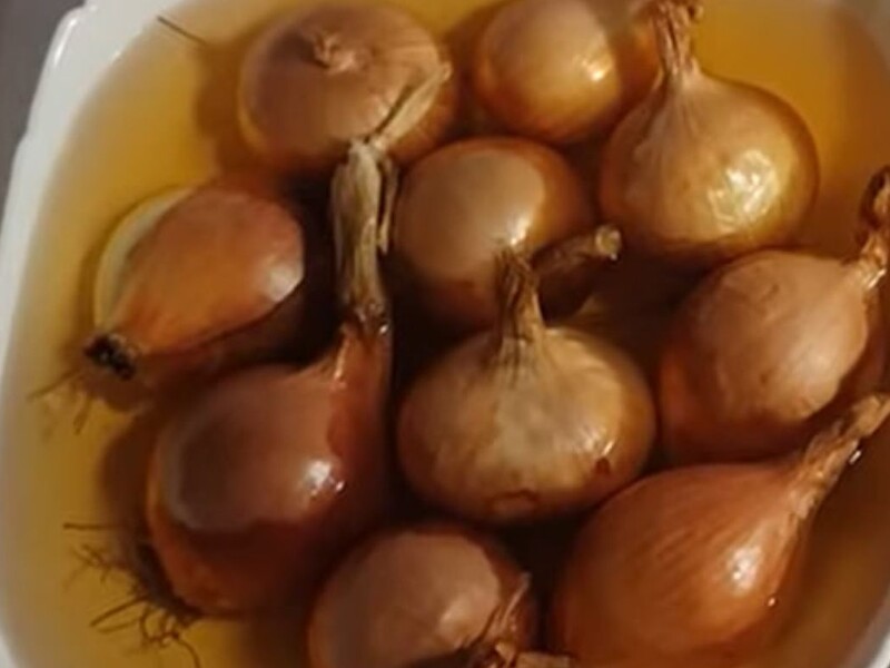 Залиште в цьому головки на годину – і взимку миттєво отримаєте зелену цибулю на підвіконні. Дієва порада