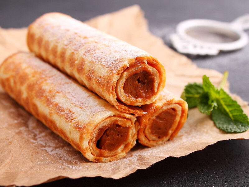 "Смакота з дитинства". Вафельні трубочки зі згущенкою за швидким рецептом