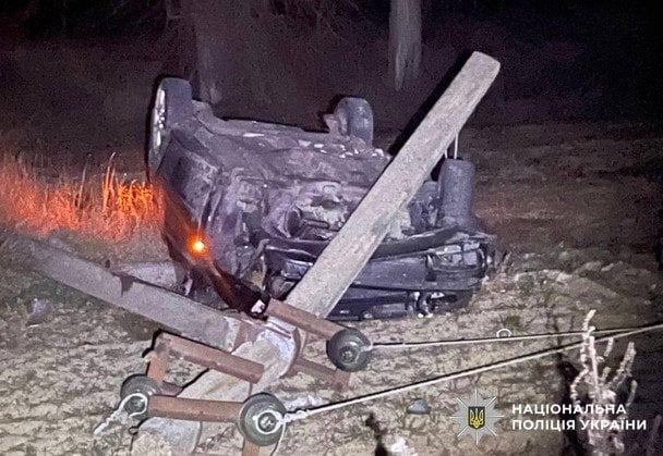 Трагедія на Київщині: Skoda перекинулася після зіткнення зі стовпом, є загиблий (фото)