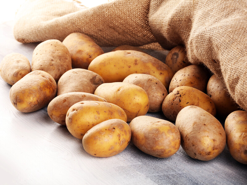 Покладіть цей овоч до картоплі – і запаси збережуться до весни