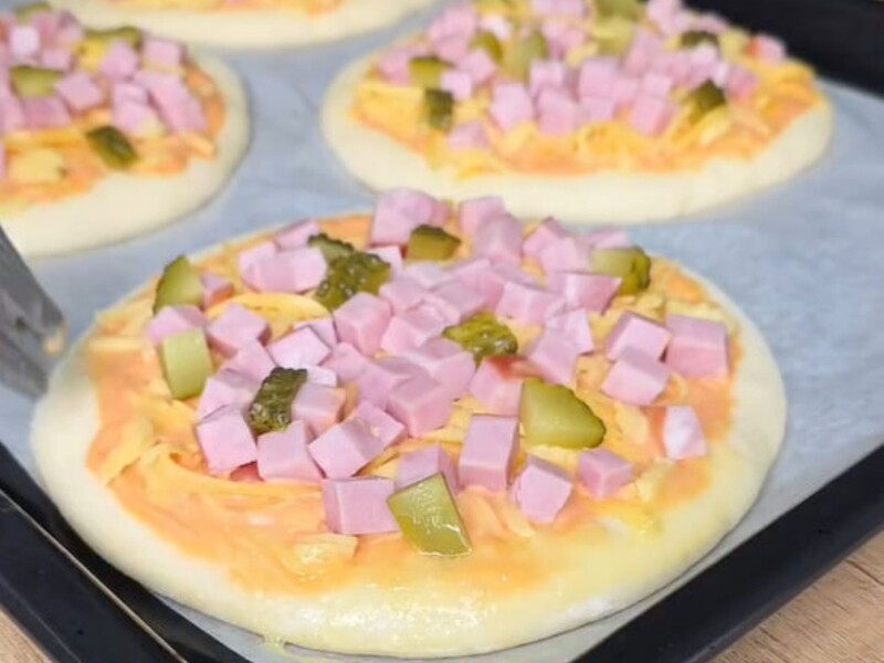 Мініпіцу за цим рецептом готують неймовірно швидко, а виходить вона дуже смачною. Рецепт тіста