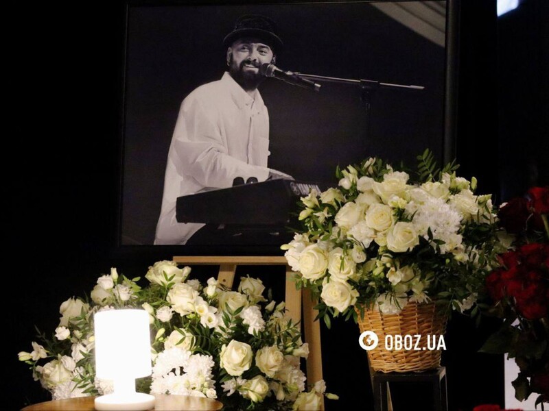 "У цьому світі в ціні війна, а ми переконані, що любов..." У Києві прощаються із солістом гурту Adam. Фото