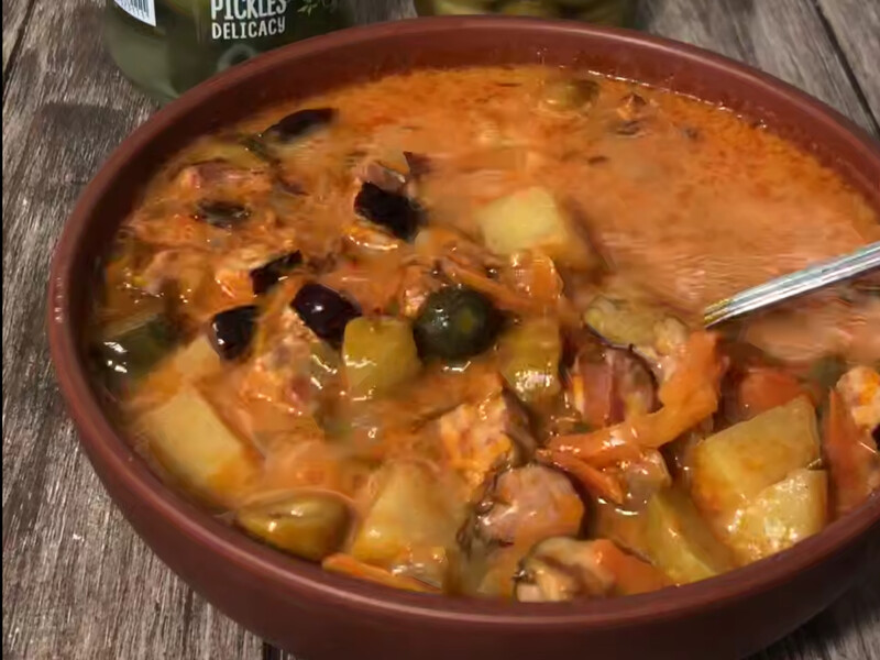 Густа, насичена солянка – а секрет у цій ковбасі. Виходить дуже смачно і не за всі гроші світу