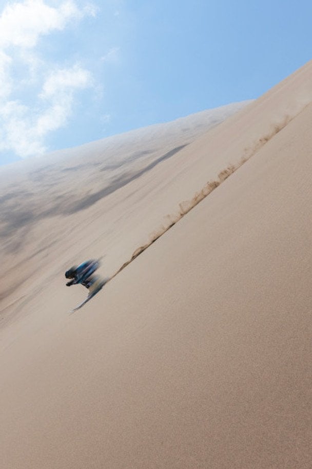 Лижі розплавилися під час спуску: француз встановив рекорд швидкості на піщаній дюні — фото, відео