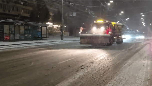 Штормовий вітер та ожеледиця: Київ накрив сильний снігопад (відео)