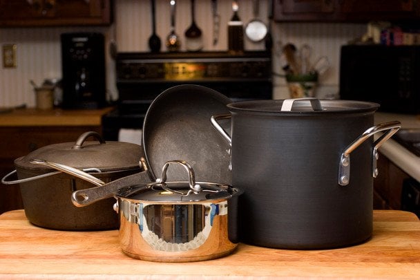 Як швидко відмити каструлі й сковорідки від жиру та нагару в холодній воді: методи, перевірені часом