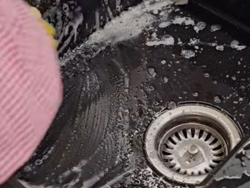 Цей простий спосіб чищення врятує чорну раковину і зробить її ідеальною. Дієвий лайфхак