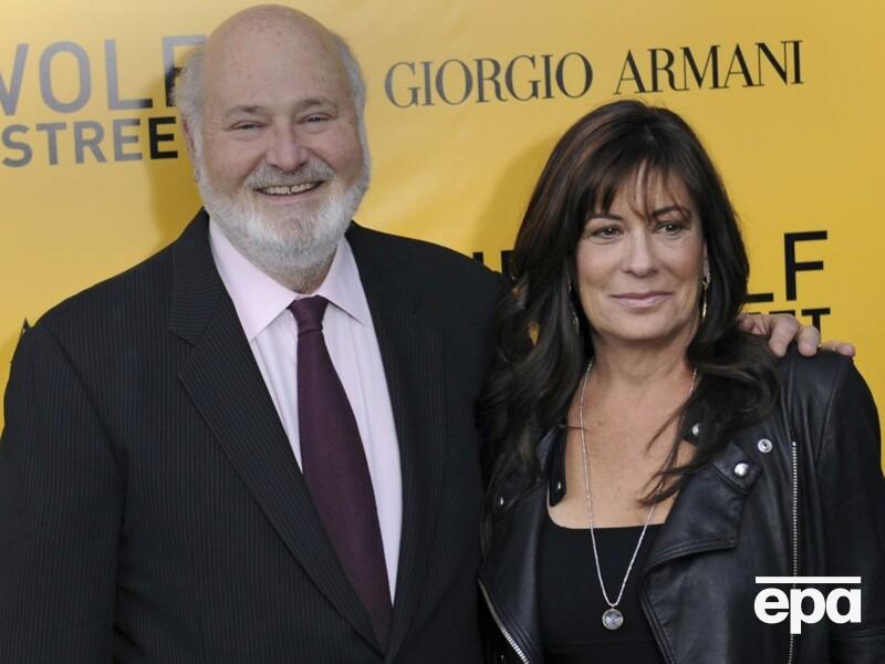 Відомого режисера і його дружину виявили мертвими у їхньому будинку. Поліція розслідує вбивство