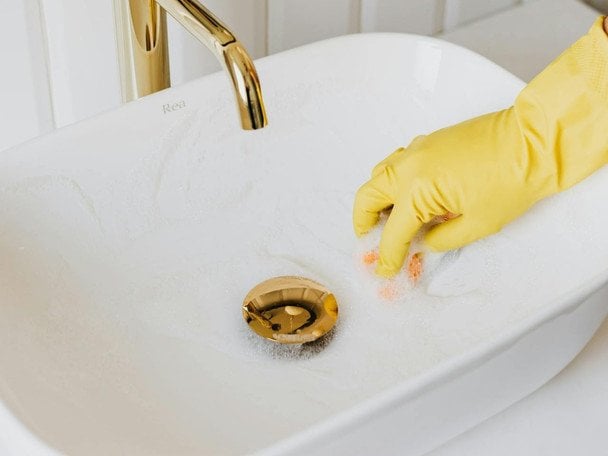 Позбутися запаху з раковини за 2 хвилини — простий спосіб без соди та оцту