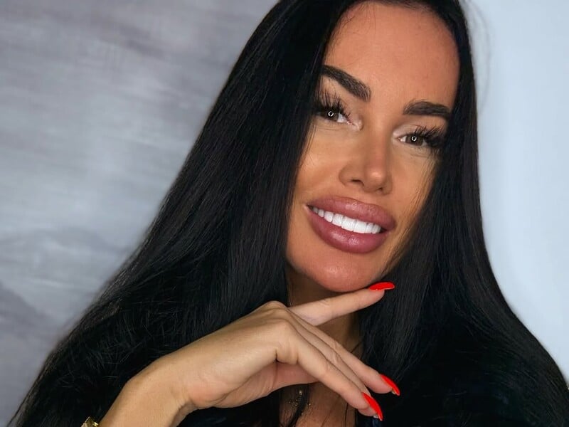 "Своєї жінки чоловік не відпустить". Екскохана Налчаджиоглу засвітилася з величезним букетом