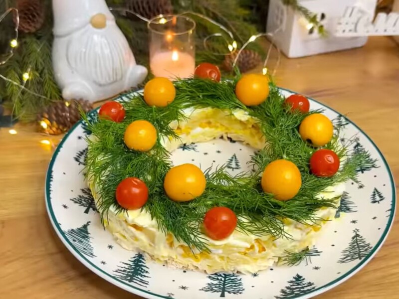 Викладіть шарами ці прості продукти – і вийде чудовий салат. Рецепт для святкового столу