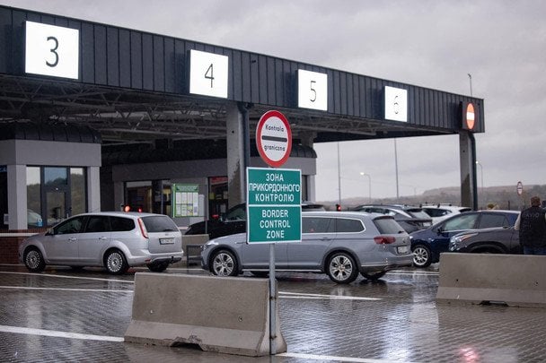Черги на кордоні збільшились перед Новим роком: де зараз найбільші затори на виїзд до Польщі