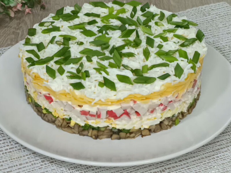 Закусочний торт за цим рецептом виходить дуже ніжним і смачним. Секрет – у поєднанні продуктів