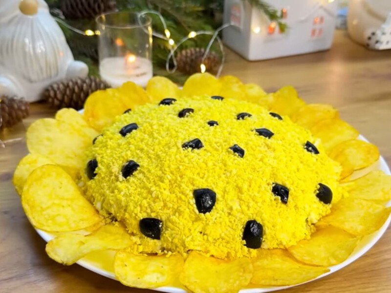 Приготуйте на свята салат "Соняшник" – ефектний і неймовірно смачний. Рецепт із простих продуктів Приготуйте на свята салат "Соняшник" – ефектний і неймовірно смачний. Рецепт із простих продуктів