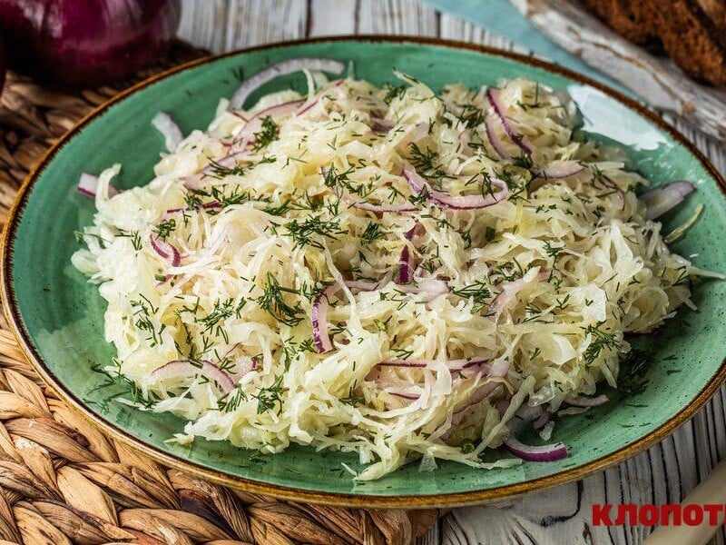 Додайте до квашеної капусти цей інгредієнт – вийде апетитний хрумкий салат