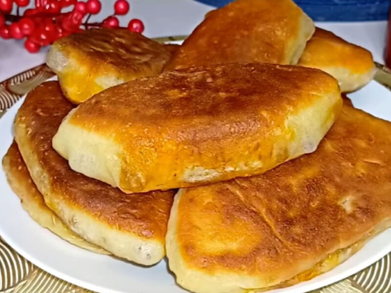 Соковита начинка й пухке тісто – ці божественні пиріжки готувати дуже просто. Найкращий рецепт