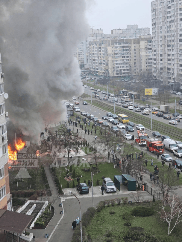 У Києві на Позняках згоріло кафе: вогонь піднімався до неба (відео)