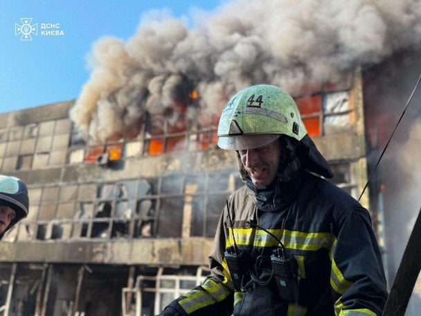Як безпечно евакуюватися з багатоповерхівки під час атаки чи пожежі: поради рятувальників