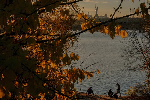 У Києві дорога перетворилась на річку: що сталося (відео)