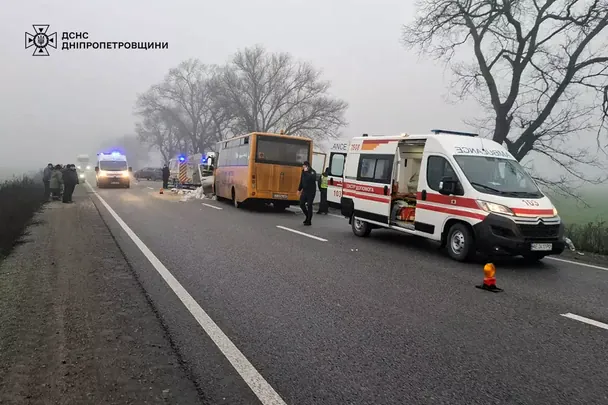 Смертельна ДТП під Дніпром: шкільний автобус зіткнувся з мікроавтобусом (фото)