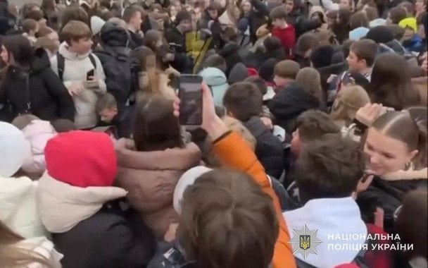 У Тернополі масові сутички й тиснява через безкоштовні бургери — є постраждалі діти