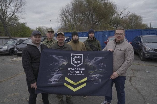 Війна інженерів: ініціатива Ахметова передала військовим обладнання для польової збірки дронів та 15 авто