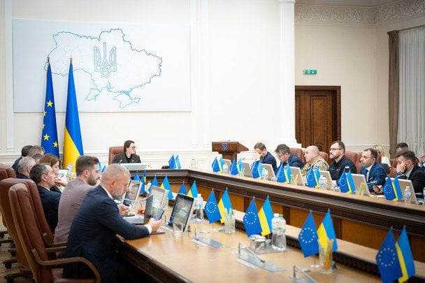 Яка зарплата у Зеленського та міністрів: журналісти порівняли доходи чиновників України та ЄС