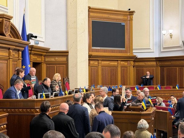 В Раді заблокували трибуну: чого вимагають