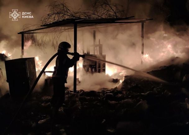 У Києві пролунав вибух і почалася пожежа: що відомо (відео)