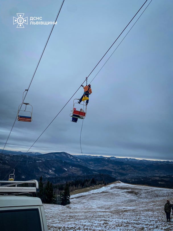 Застряглі на підйомнику туристи в Карпатах: в ДСНС повідомили їхню долю (фото)
