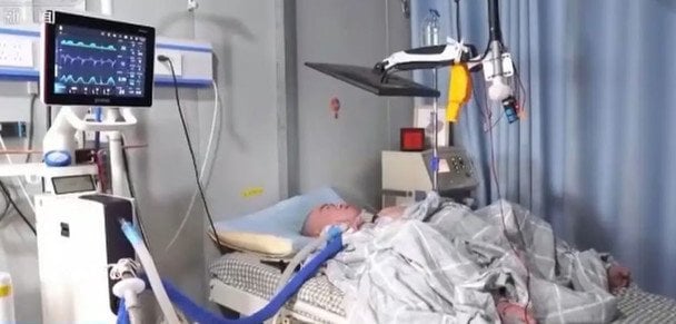 Паралізований чоловік створив систему розумного фермерства, керуючи лише одним пальцем