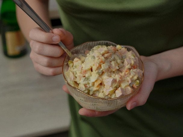 Новий салат для новорічного столу, який зірве всі компліменти: прощаємося з банальними рецептами — готується миттєво