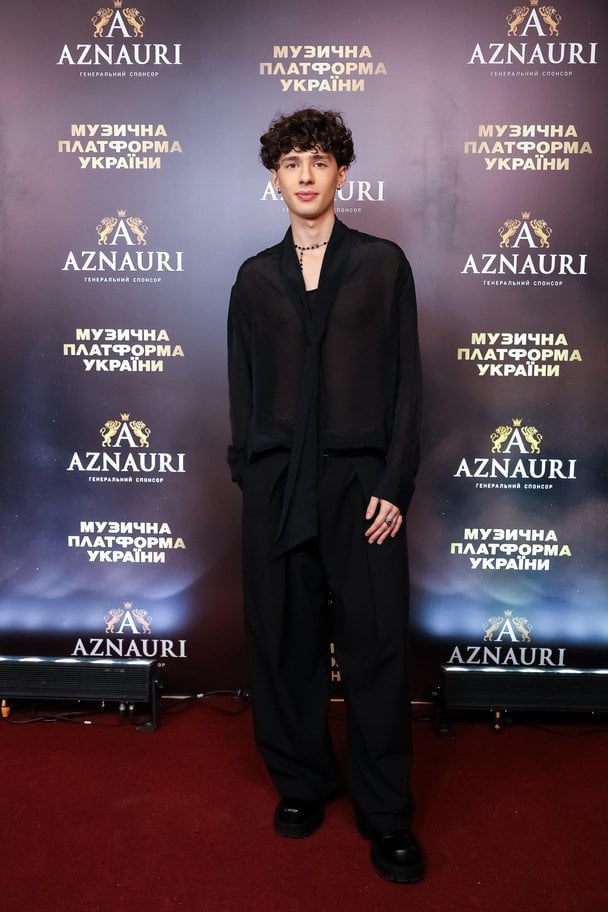 Відомому українському співаку просто в центрі Києва навмисно пошкодили авто