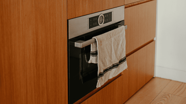 Всього три інгредієнти: сліди від пригоряння зникнуть, а ваша духовка сяятиме - як нова