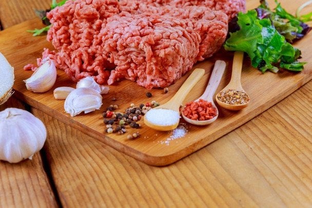 Як зрозуміти ще в магазині, що фарш розбавлений водою: 5 головних ознак, які не варто ігнорувати