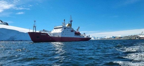 Маневрували між айсбергами: як українська "Ноосфера" вперше перетнула Південне полярне коло