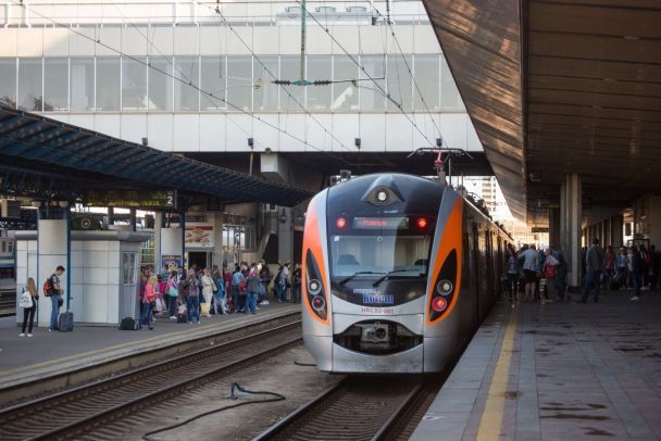 На Київщині зупинили потяг "Перемишль - Київ" через можливе замінування