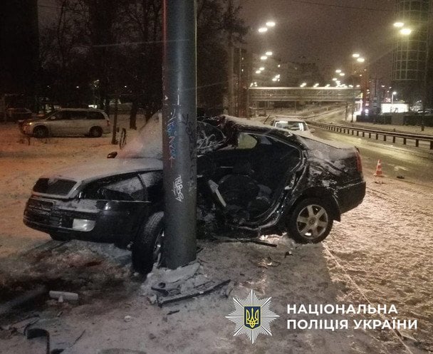 Трагедія у Києві: у нічній ДТП загинув 24-річний хлопець, ще двоє у тяжкому стані (фото)
