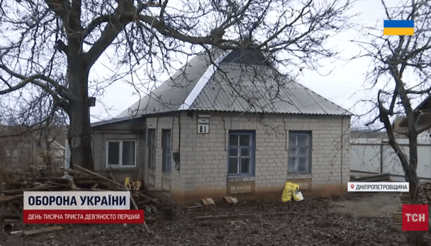 В українському селі відновлюють закинуті будинки та селять туди переселенців