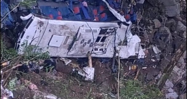 Шкільний автобус упав у 80-метрову прірву: загинули учні випускного класу